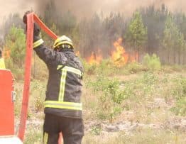 Article tout frais Aveyron Un jeune pompier volontaire devant