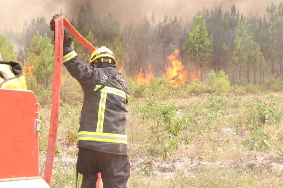 Article-tout-frais-Aveyron-Un-jeune-pompier-volontaire-devant